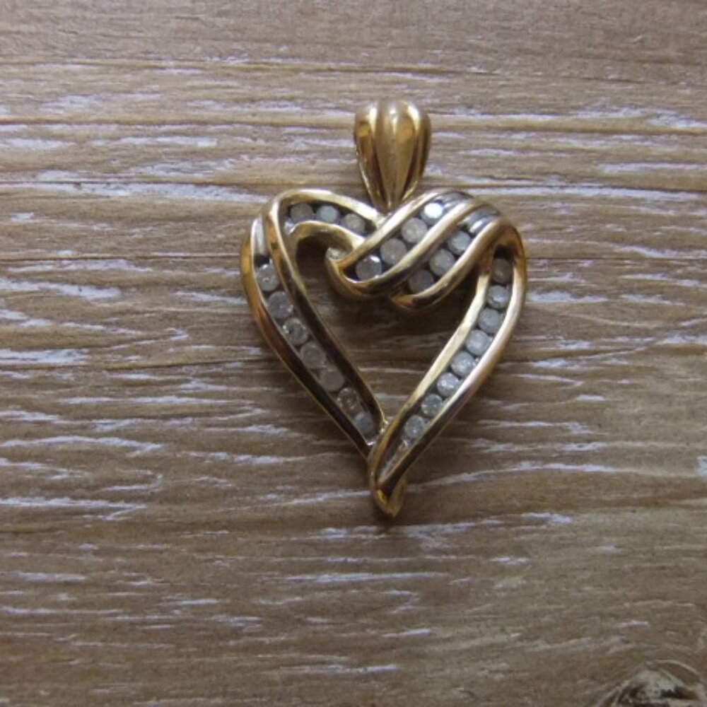 10K GOLD  .60CT DIAMOND HEART PENDANT
